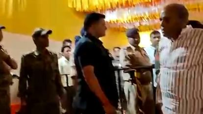 Balaghat: बागेश्वर धाम के दरबार में पहुंचे पूर्व मंत्री गौरीशंकर बिसेन को गार्ड ने दिया धक्का, बेटी ने खोया आप Balaghat: Guard pushed former minister Gaurishankar Bisen who reached the court of Bageshwar Dham