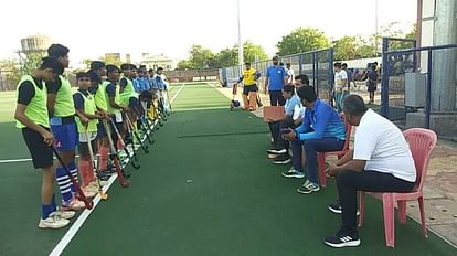 Shivpuri: राज्य अकादमी के लिए जिलों से तलाश रहे टैलेंट, स्टेट हॉकी एकडमी के चीफ कोच समीर दाद पहुंचे शिवपुरी Shivpuri: State Academy looking for talent from districts, State Hockey Academy Chief Coach Sameer Dad reached