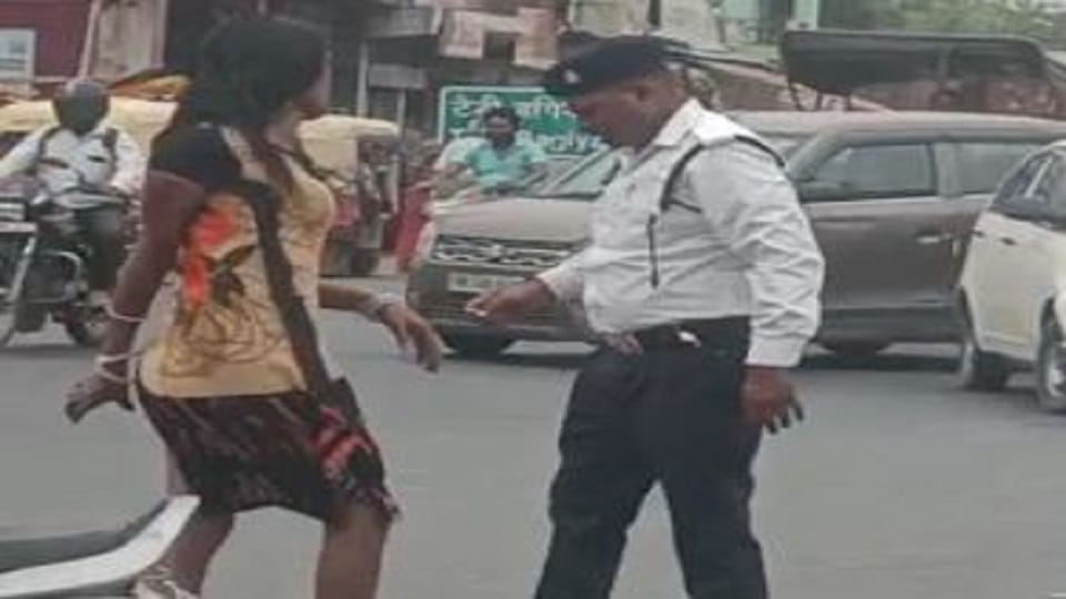 Shemale clashed with constable in middle of road in Agra and assaulted him
