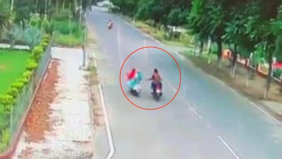 Miscreants snatching earrings from woman in Sultanpur Lodhi