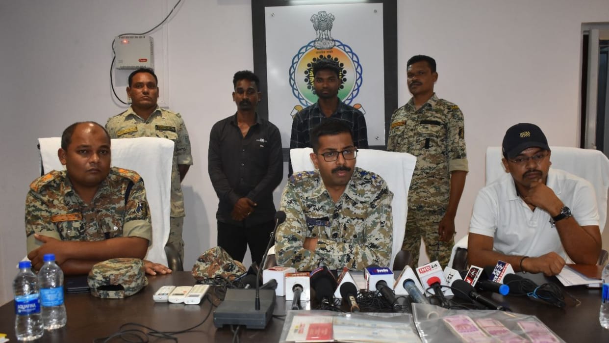 chhattisgarh police arrested two naxalites while taking 2000 notes to deposit in bank in bijapur
