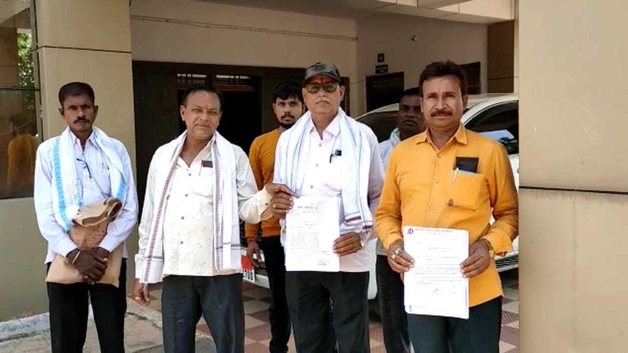 villagers reached balod collector demanding opening of liquor shop in village