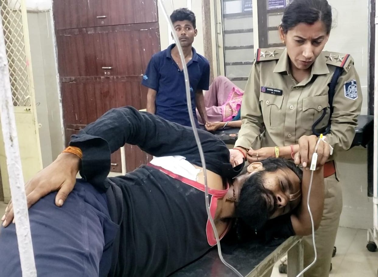 Damoh News: Youth fired due to election enmity, admitted to district hospital, accused absconding