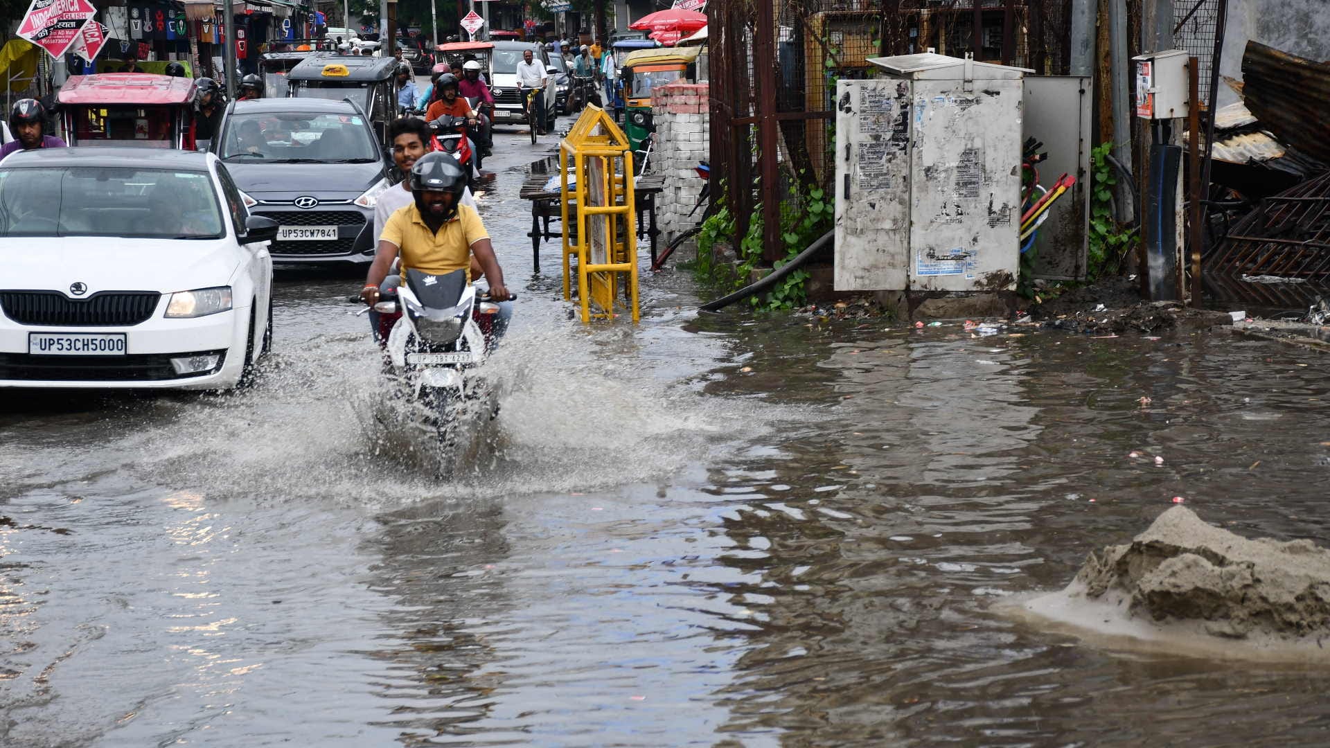 Gorakhpur City roads water logging due to 20 minutes of rain