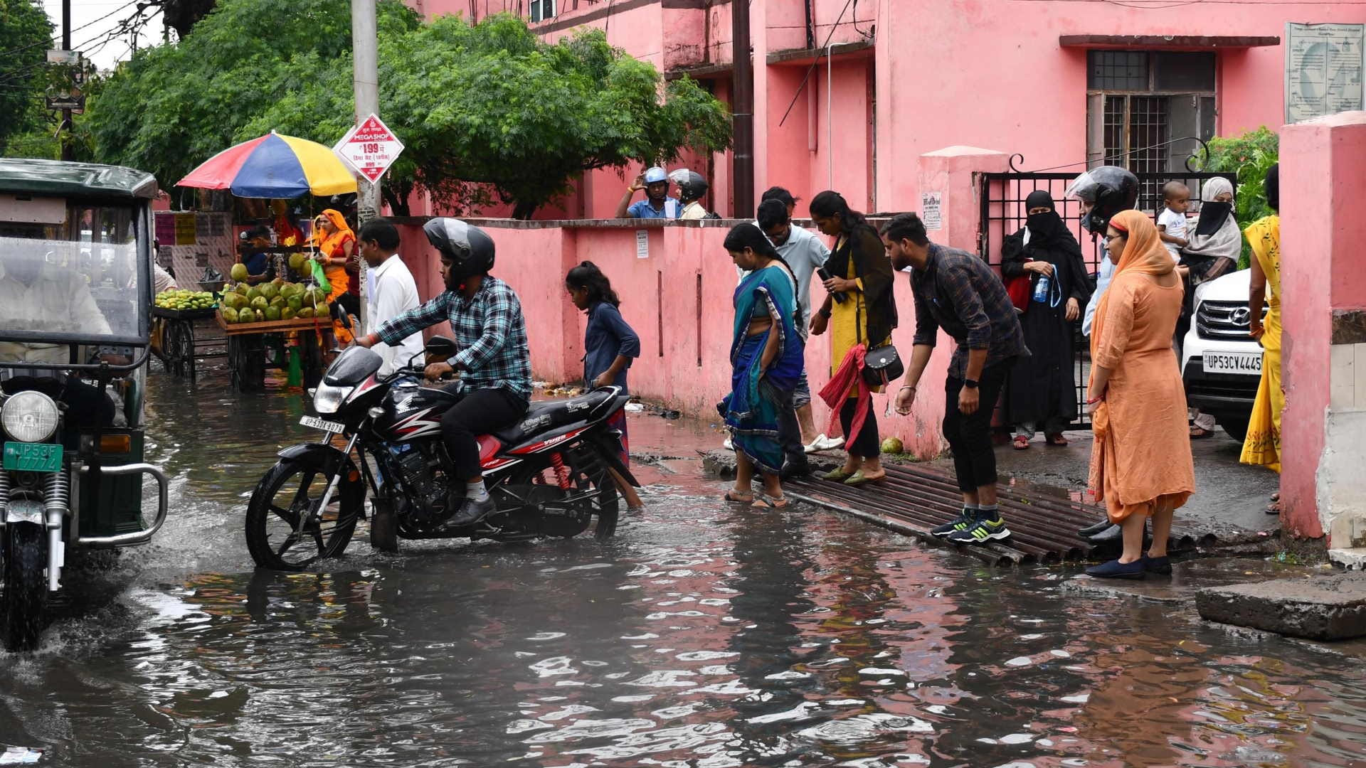 Gorakhpur City roads water logging due to 20 minutes of rain
