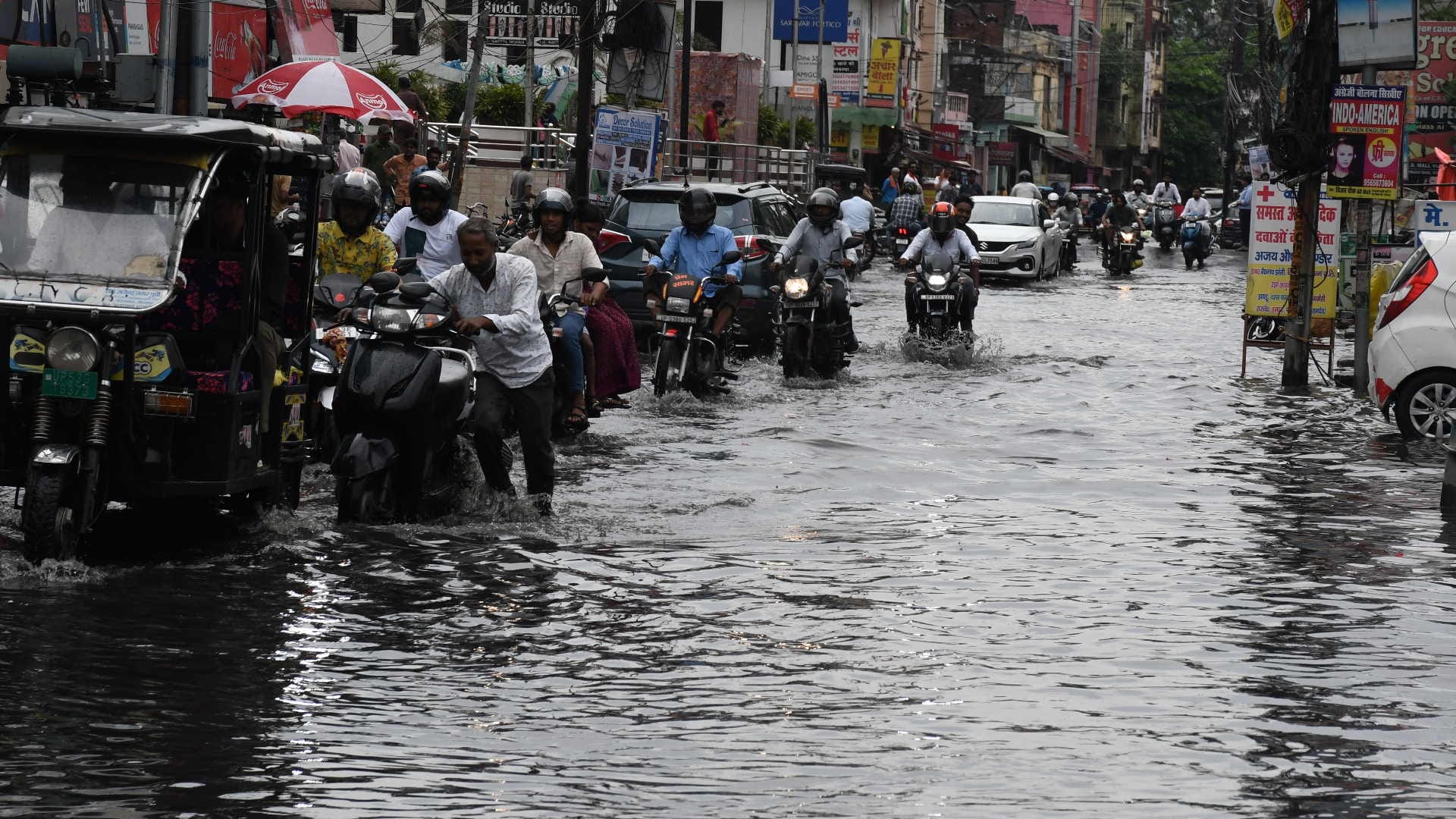 Gorakhpur City roads water logging due to 20 minutes of rain