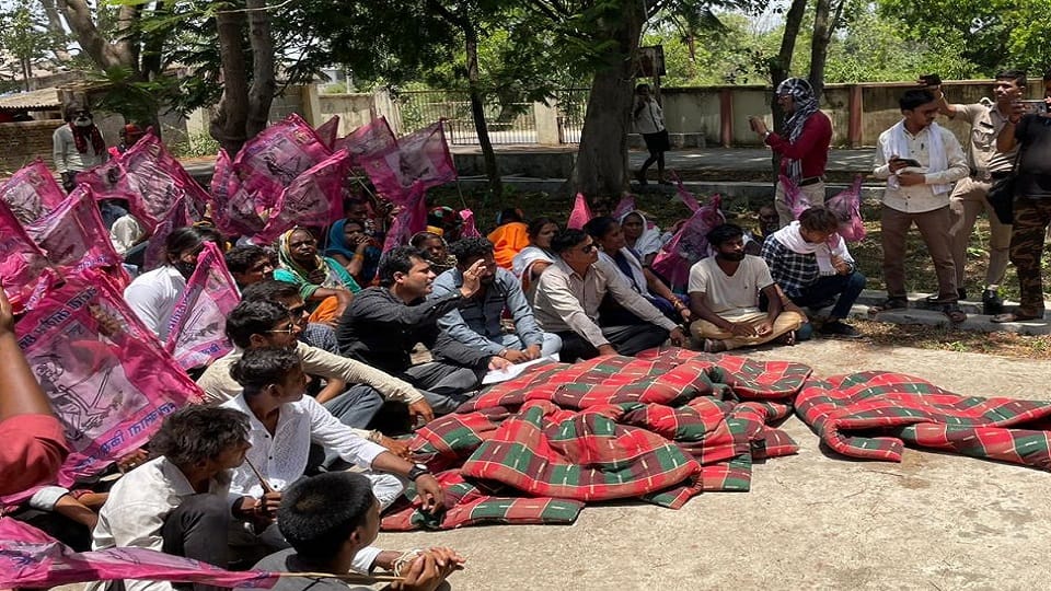 Unique protest of Janata Congress regarding power cut in Rajnandgaon