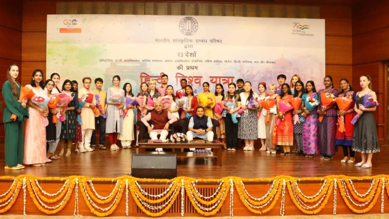 ICCR 31 young delegates from 13 countries on Hindi Vishwa Yatra in India