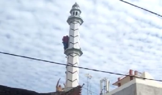 The young man who climbed the minaret of the mosque threatened to commit suicide