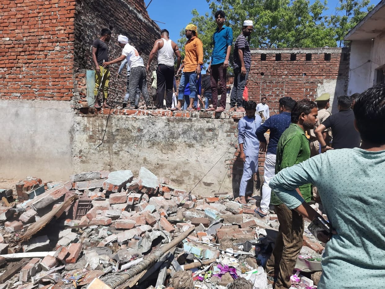 Fireworks house blown away by explosion, debris fell 300 meters away, relatives said cylinder kept in kitchen
