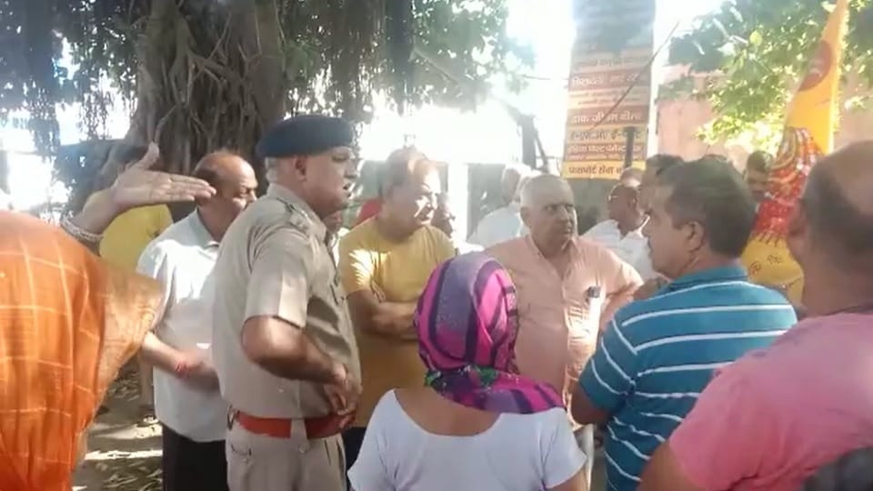 Angry women created ruckus at complaint center due to drinking water crisis in Bhiwani