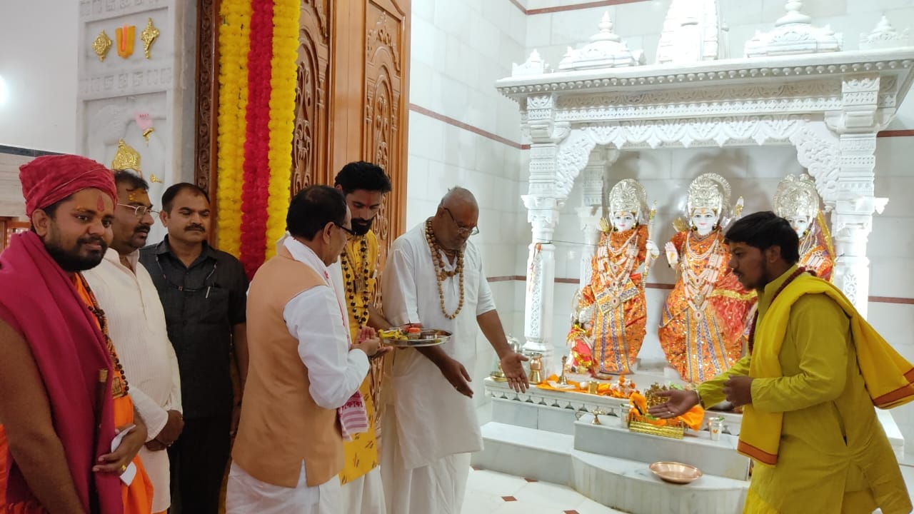 CM Shivraj participated in Sitaram Mahayagya in Baktra, announced to build community hall