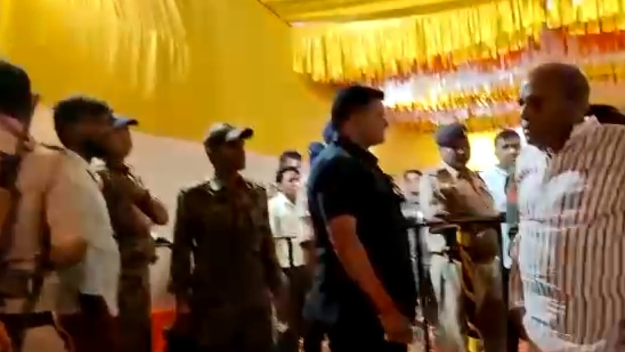 Balaghat: Guard pushed former minister Gaurishankar Bisen who reached the court of Bageshwar Dham