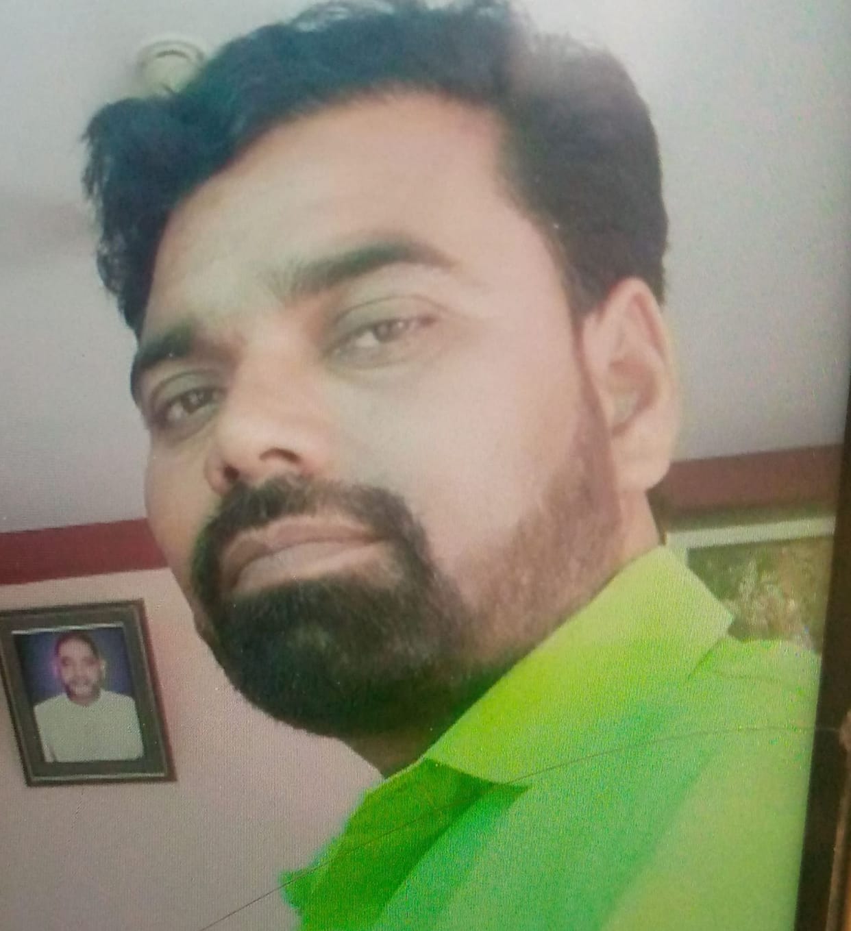 Varanasi Crime: The young man jumped in front of the train, police engaged in the investigation, left the car