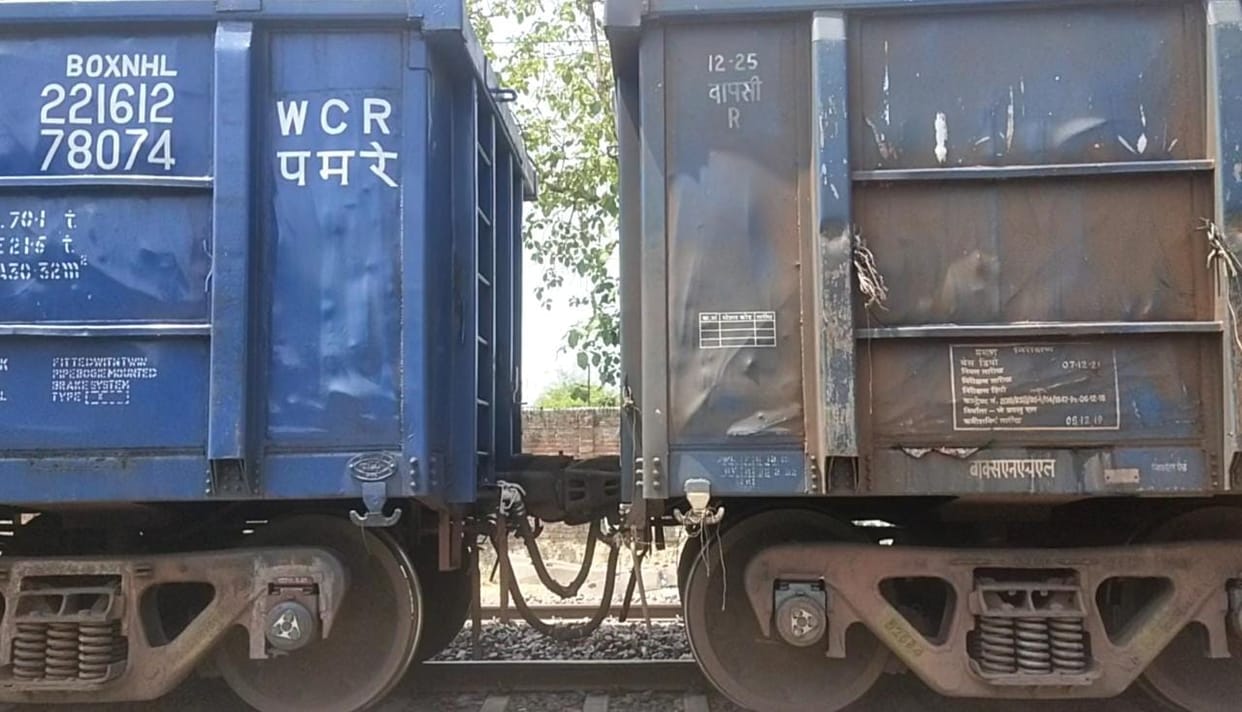 Mirzapur: Goods train bogie separated due to breaking of coupling, train left after half an hour