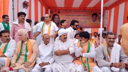 नरेश टिकैत व पूर्व विधायक उमेश मलिक