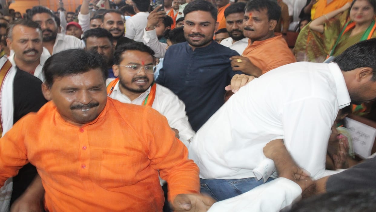 Ruckus for 10 hours from CCSU to Medical Station, BJP leaders gave two Tahrir