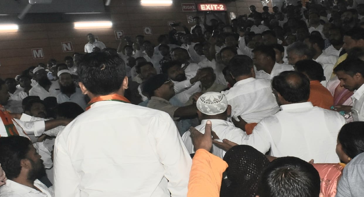 Meerut: Four councilors of AIMIM were beat during the swearing-in ceremony, but seven took oath