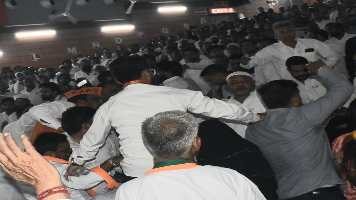 Meerut: BJP leaders thrash AIMIM councilors during mayor swearing in ceremony and see video