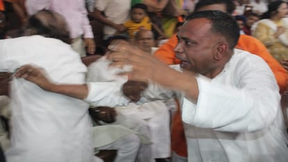 Meerut: BJP leaders thrash AIMIM councilors during mayor swearing in ceremony and see video