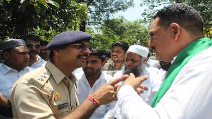 Meerut: BJP leaders thrash AIMIM councilors during mayor swearing in ceremony and see video