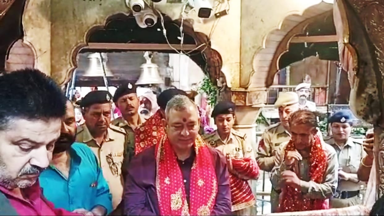 Himachal Pradesh DGP Sanjay Kundu pay obeisance at chintpurni temple una