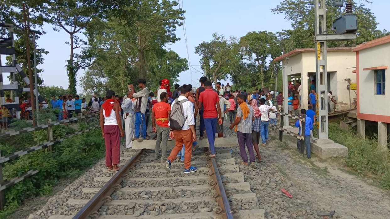 Ruckus in Madhepura after murder of Mukhiya in broad daylight; Angry people blocked road, also stopped train