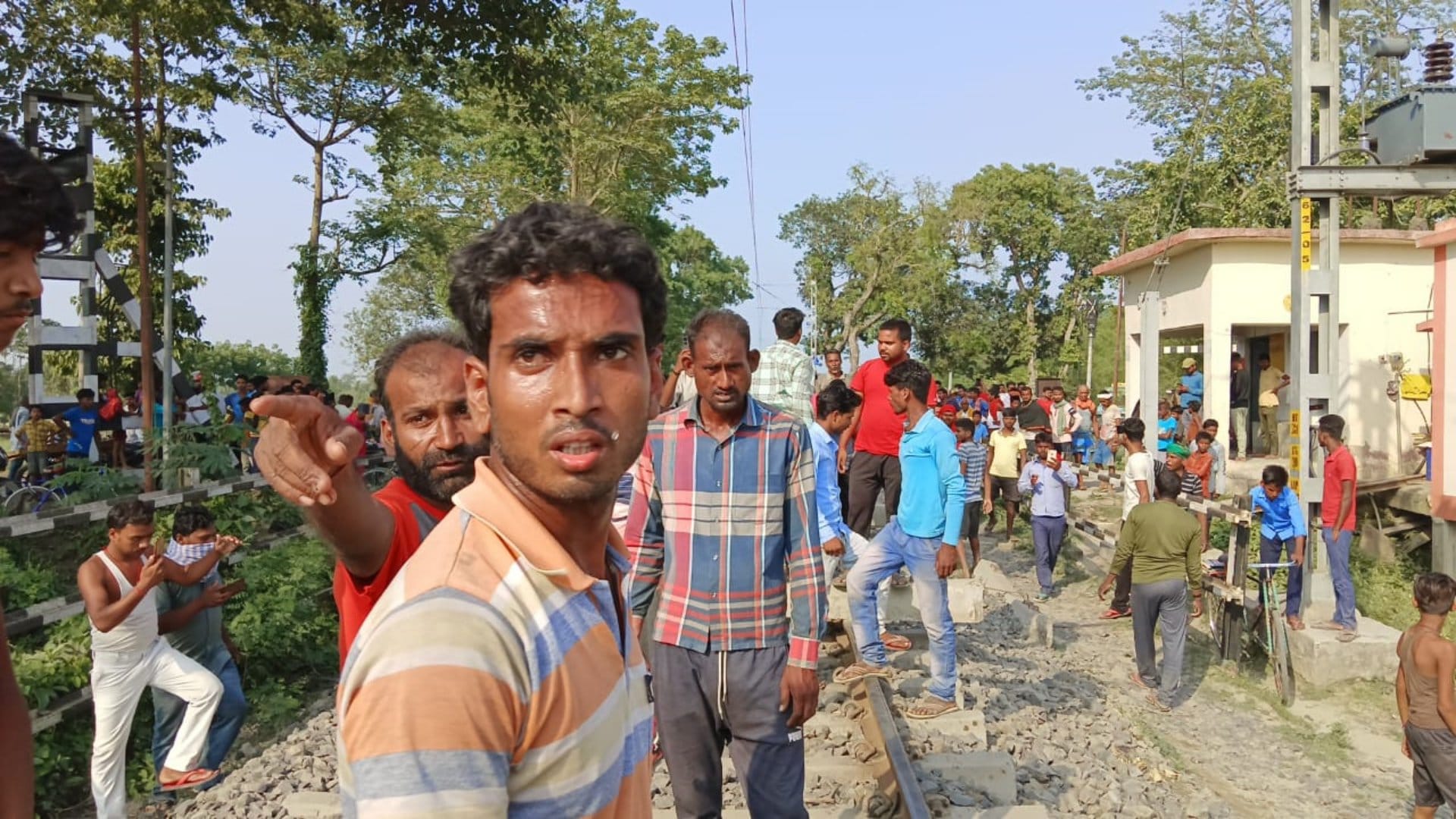 Ruckus in Madhepura after murder of Mukhiya in broad daylight; Angry people blocked road, also stopped train
