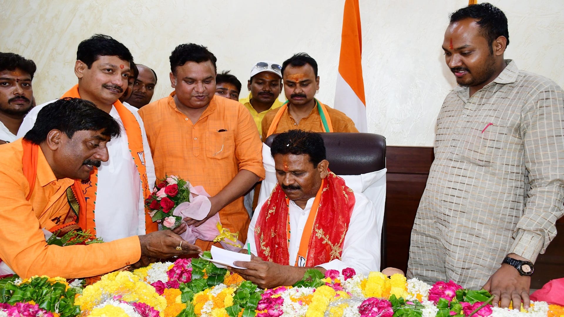 Ganesh Kesarwani Mayor of Prayagraj Commissioner administered the oath of office and secrecy