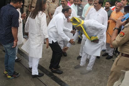 Nagar Nikay Oath Ceremony After the oath, the city commissioner gave silver mace to the mayor