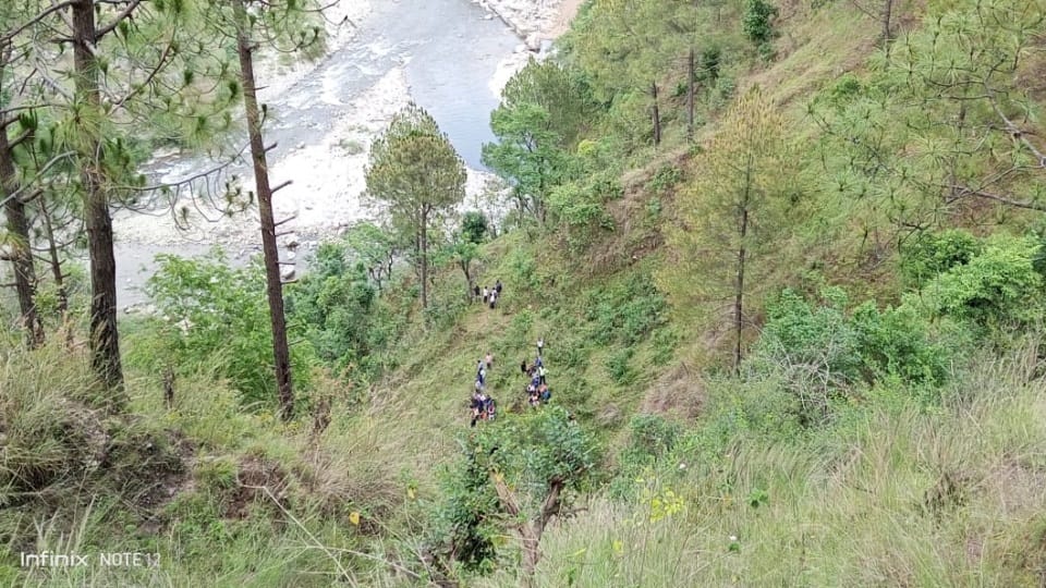 Tehri Car Accident: One Family Five Members died mourning in All village