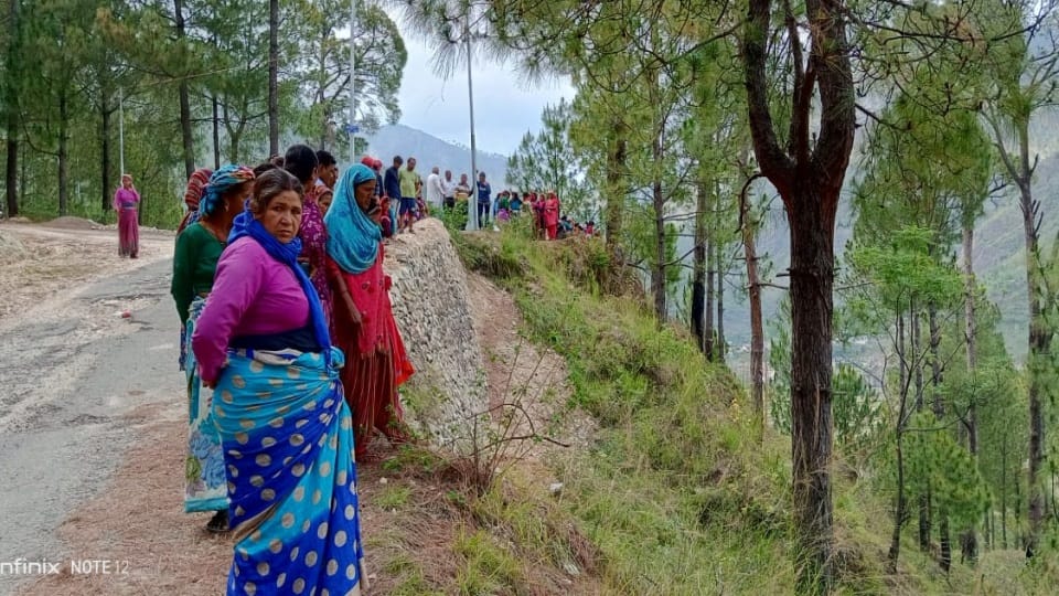 Tehri Car Accident: One Family Five Members died mourning in All village