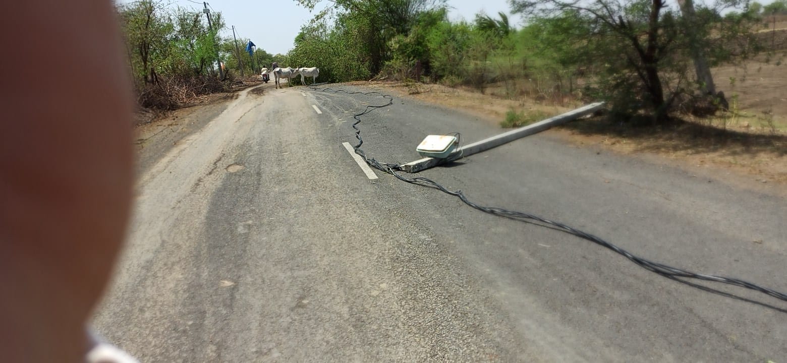 second day of Navtapa in Damoh, storm caused havoc, trees and electric poles were uprooted in many places.