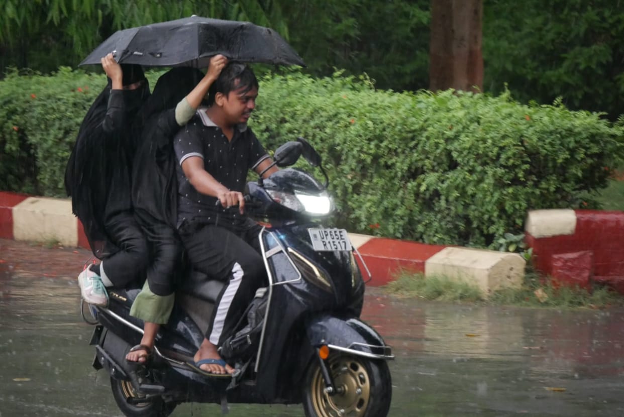 Weather news: Rain accompanied by thunderstorms in Varanasi, tin sheds blown up at many places, tree branches