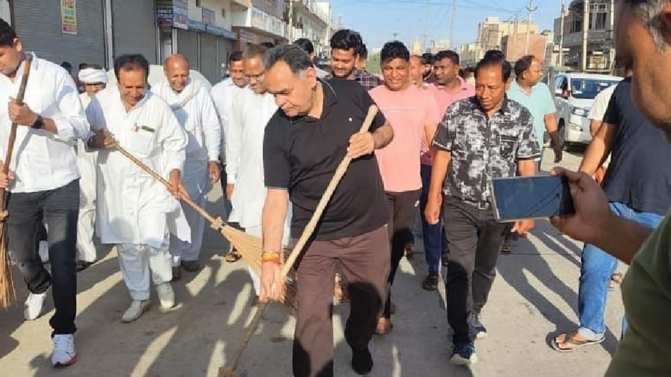 MLA Vinod Bhayana came down road with broom in Hansi