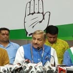 प्रेस कॉन्फ्रेंस लेते  राज्यसभा सांसद प्रमोद तिवारी