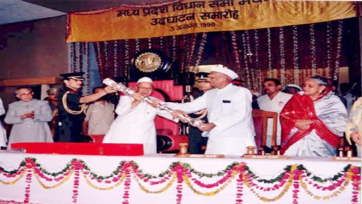 27 years ago the President handed over the scepter to the Speaker of the Madhya Pradesh Legislative Assembly