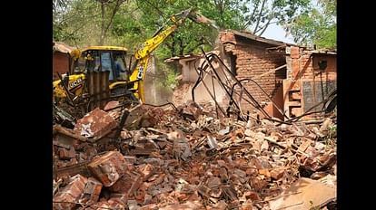 Bhopal News: भोपाल में 352 एकड़ जमीन की लीज निरस्त होने के बाद प्रशासन ने कब्जा वापस लिया Bhopal News: After the cancellation of lease of 352 acres of land in Bhopal, the administration took back the