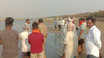 Varanasi: Three youths who went to bathe in the Ganges drowned, police on the spot, investigation continues