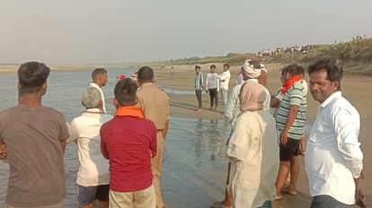 Varanasi: गंगा में नहाने गए तीन युवक डूबे, मौके पर पुलिस, खोजबीन जारी Varanasi: Three youths who went to bathe in the Ganges drowned, police on the spot, investigation continues