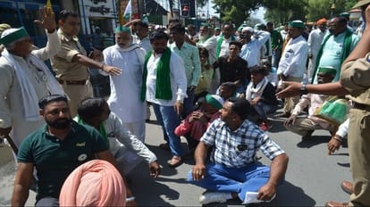 Police stopped the farmers who came to meet the commissioner in Bareilly