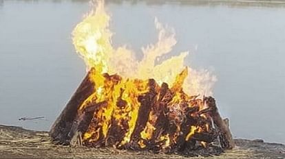 ढोलक-मजीरा की दोस्ती का ऐसा अंत: दोस्त की मौत से दुखी युवक जलती चिता में कूदा और लेट गया, दर्दनाक मौत young man jumped into burning pyre and died due to Saddened by death of friend in Firozabad