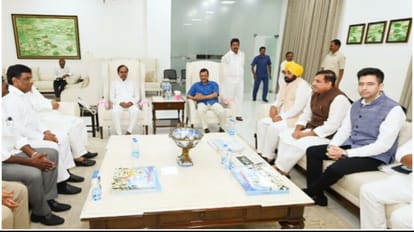 Delhi CM Arvind Kejriwal meets Telangana CM KCR in Hyderabad against ordinance by Centre news and updates