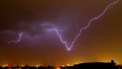 Jharkhand: झारखंड में बिजली गिरने से 12 लोगों की मौत, जानिए क्यों होते हैं ऐसे हादसे jharkhand lightning strikes killed 12 reason weather news updates