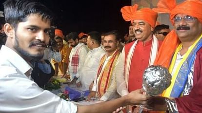 Nagar Nikay Oath Ceremony After the oath, the city commissioner gave silver mace to the mayor