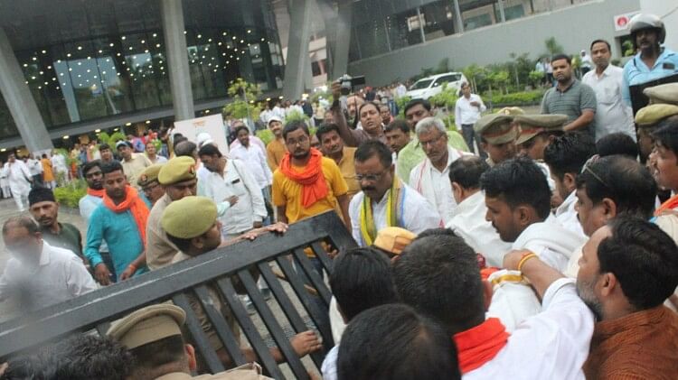 Varanasi: Mayor Ashok Tiwari arrived at Rudraksh Convention Center to take oath, police could not recognize hi