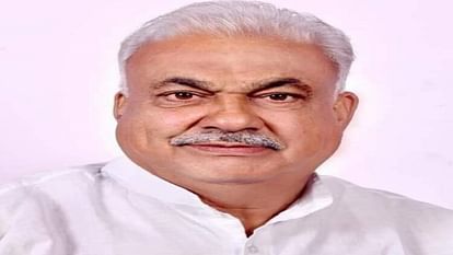 MP News: सागर में चल रही खींचतान के बाद BJP ने लिया संज्ञान, दो पदाधिकारियों को नोटिस थमाया MP News After ongoing tussle in Sagar BJP took cognizance served notice to two office bearers