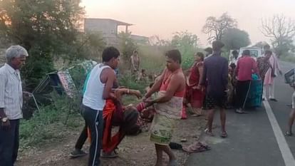 Sagar Bina Road Accident Loading vehicle overturned near Khurai two women Died seven seriously injured