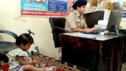 Ujjain News Ujjain SI Preeti Singh performs duty and mother duty simultaneously