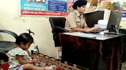 Ujjain News: ड्यूटी का फर्ज और मां का कर्तव्य एक साथ निभाती हैं उज्जैन की यह महिला पुलिस अधिकारी Ujjain News Ujjain SI Preeti Singh performs duty and mother duty simultaneously